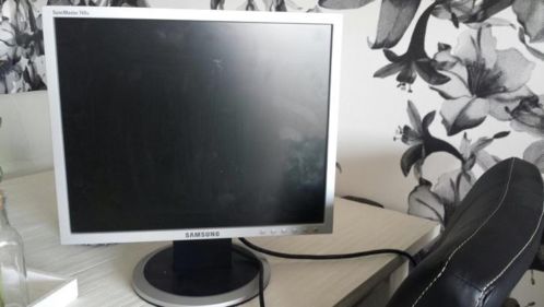 Te koop  een goed werkende monitor van het merk samsung 