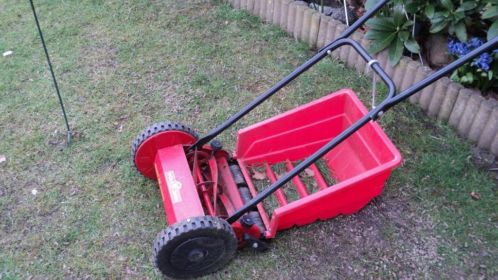 te koop een hele mooie hand grasmachine met vangbak 