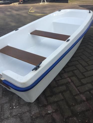 Te koop Een nette wato 260 polyesterbootje incl elek motor