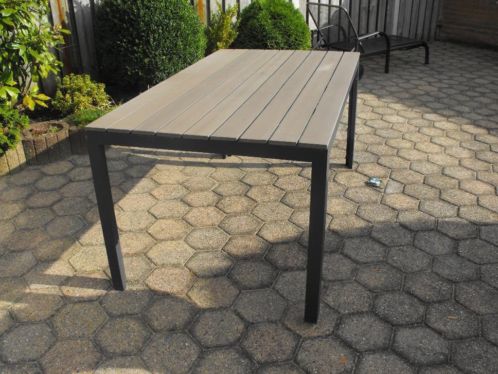 Te koop een tuintafel.