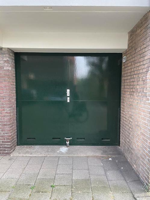 Te koop Garagebox aan de Escamplaan hoek Leyweg in Den Haag