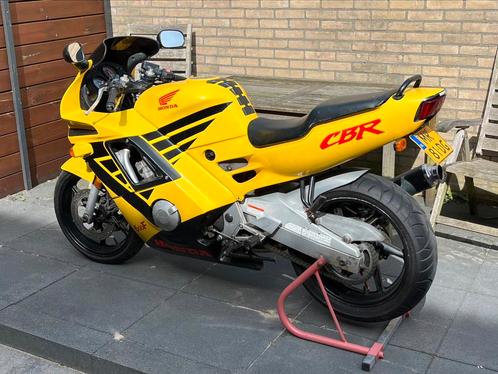 Te koop Honda CBR 600f 1993.  Signaal geel.