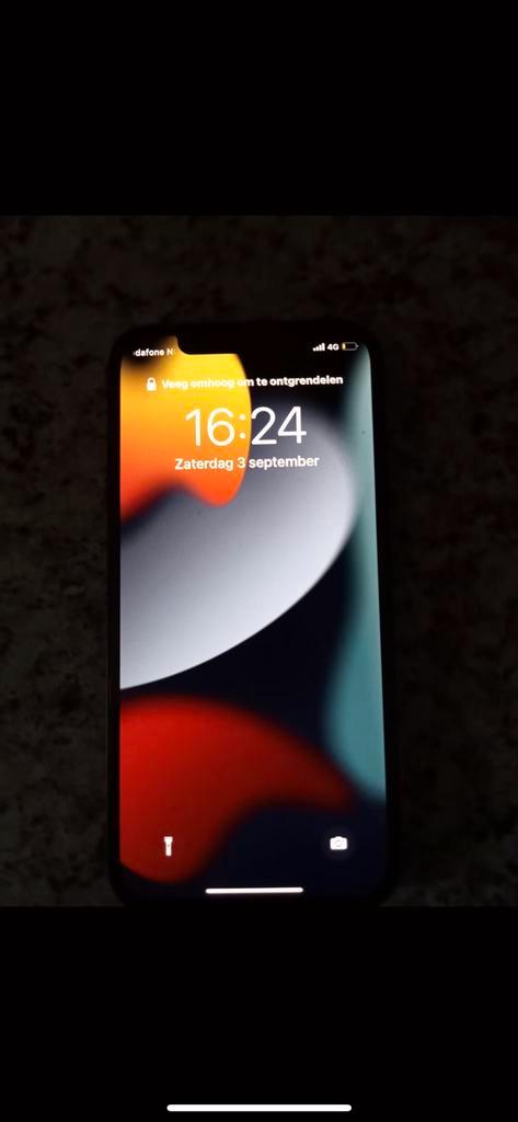 Te koop iPhone 12 met een kapotte achterkant