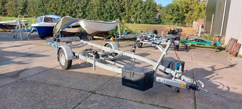 Te koop kalf 1300 kg boottrailer en 750 kg trailers