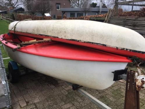 Te koop kano en zeilboot met aanhanger