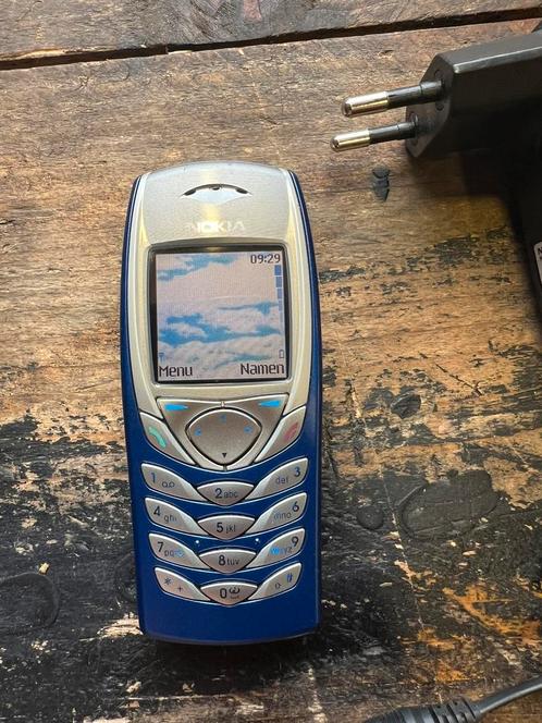 Te koop nieuwstaat Nokia 6100 blauw goedwerkend met lader