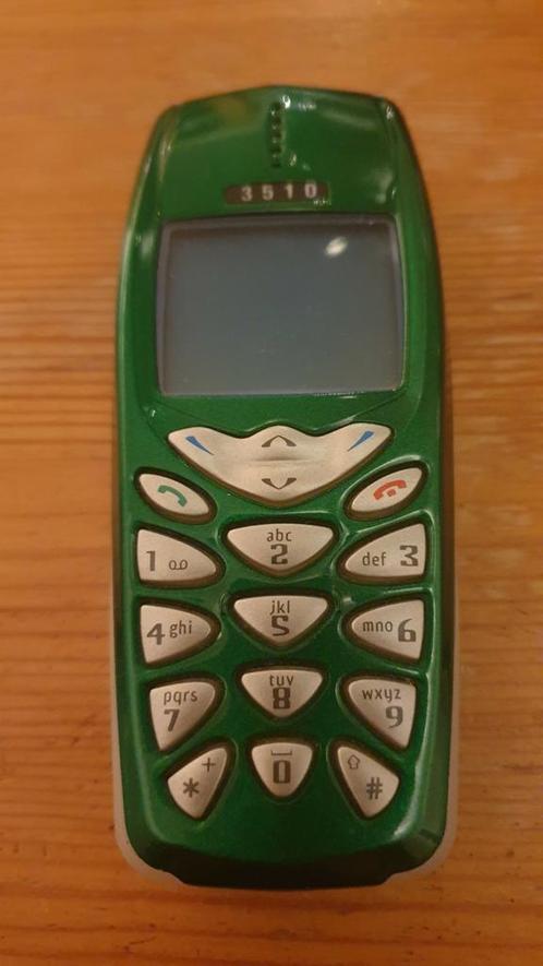 Te koop oude Nokia 3510. Voor zover bekend werkend.