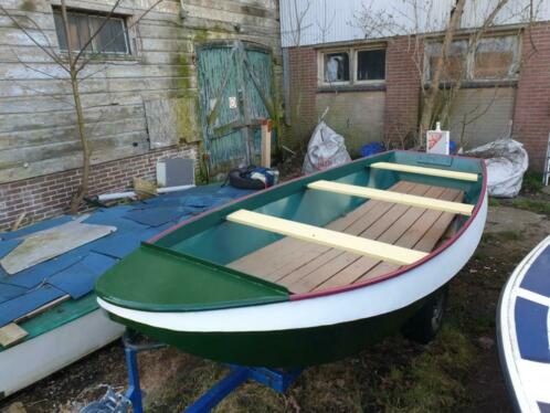 Te koop prachtige roeiboot met motor en roeispanen