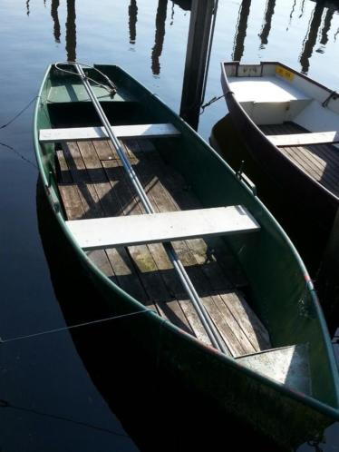 Te koop roeiboot 4 meter met staken