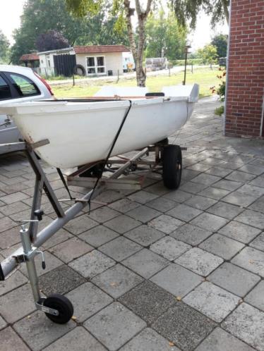 Te koop roeiboot met trailer. Telefoonnummer is niet meern