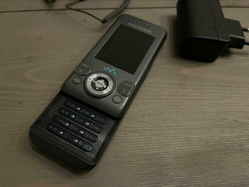 Te koop Sony Ericsson W580i compleet met lader en headset