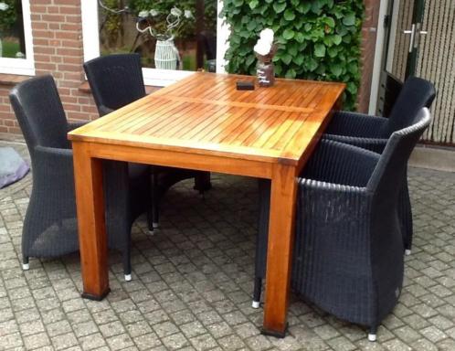 Te koop teak tafel met 4 stoelen met kussens.