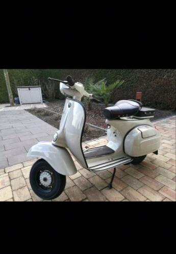 Te koop Vespa 150 sprint in nieuwstaat.