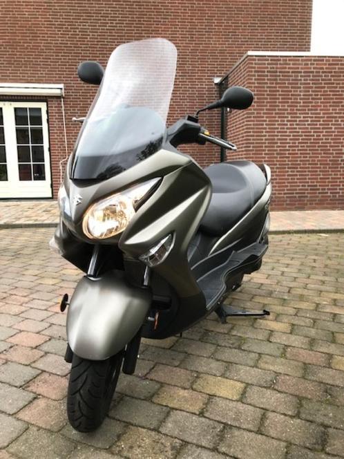 Te koop zilverkleurige Suzuki Burgman 200 cc oktober 2018