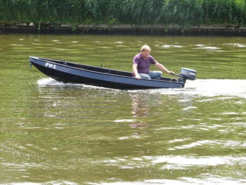 tekoop stalen roeiboot met toebehoren