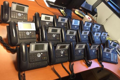 Telefooncentrale Alcatel met 18 toestellen en 10 handsets