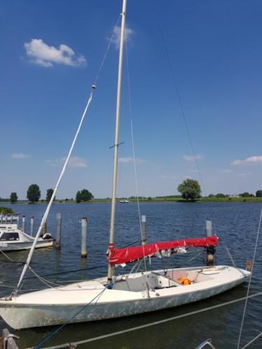 Tempest snelle open zeilboot met rolfok