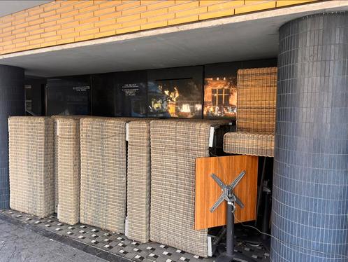 Terras tafels, stoelen en banken.