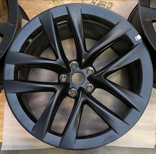 Tesla Model S new Arachnid met lichte beschadigingen