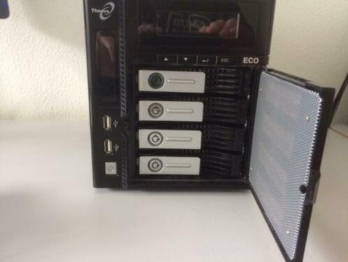 Thecus N4200 ECO met VGA en draaiend als Synology