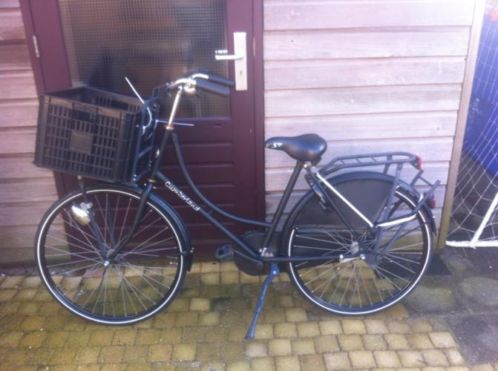 Tienerfiets met grote zwarte bak