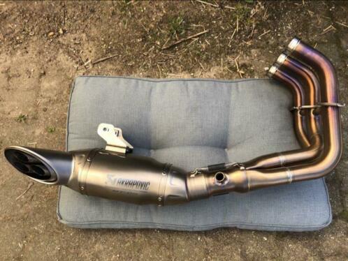 Titanium akrapovic MT09