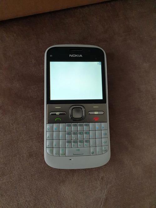 T.k.. Nokia E 5 wit met lader en accu  Gebruikt maar goed