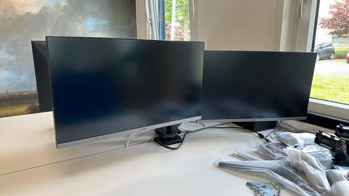 Top werkplek 4K en HD 27 Samsung monitoren op bureaubeugel