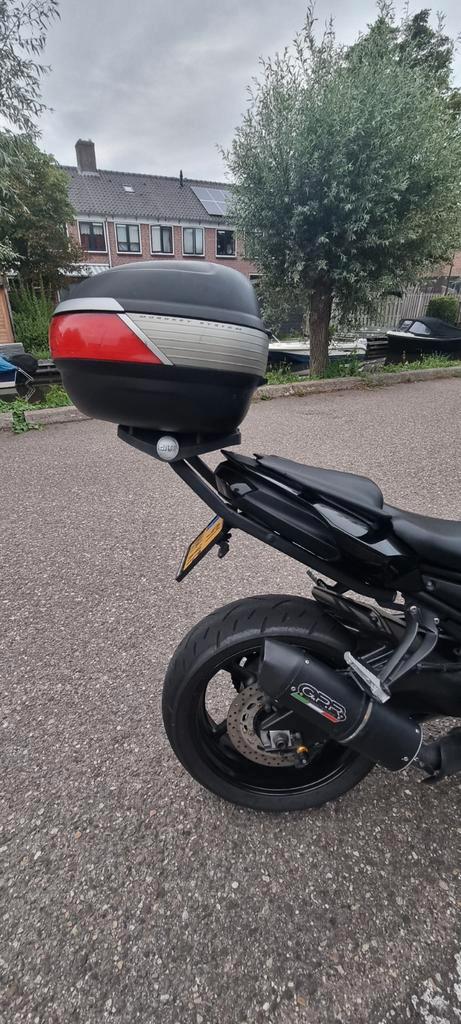 topkoffer inclusief bevestiging rek givi fz8