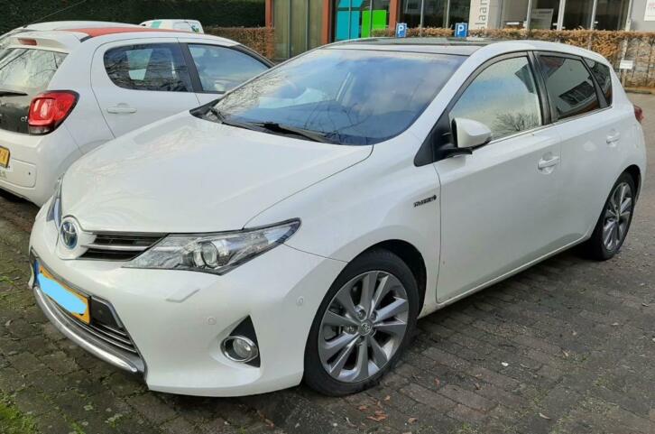 TOYOTA AURIS TOURING SPORTS 1.8 100KW HYBRID  winterbanden