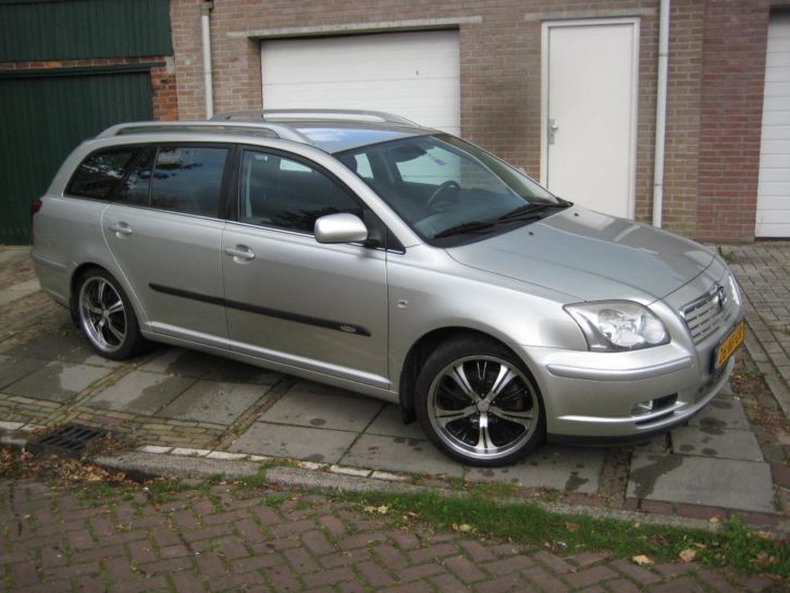 Toyota Avensis 2.0 16V WGN Linea SOL 2003 Grijs