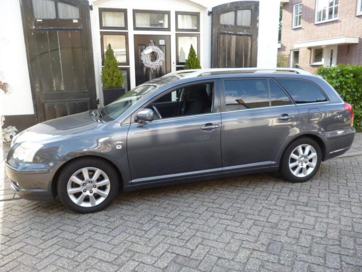 Toyota Avensis 2.2 D-4d D-cat Wagon Linea Luna 2005 Grijs