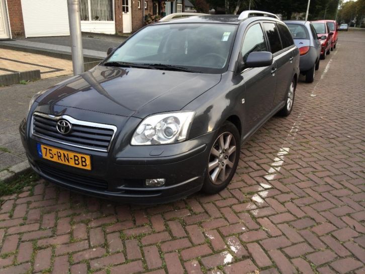 Toyota Avensis 2.2 D-4D D-CAT Wagon Linea Luna 2005 Grijs