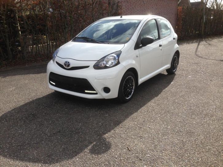 Toyota Aygo 1.0 12V 5 Drs Wit Basis model 2012 LED verlicht