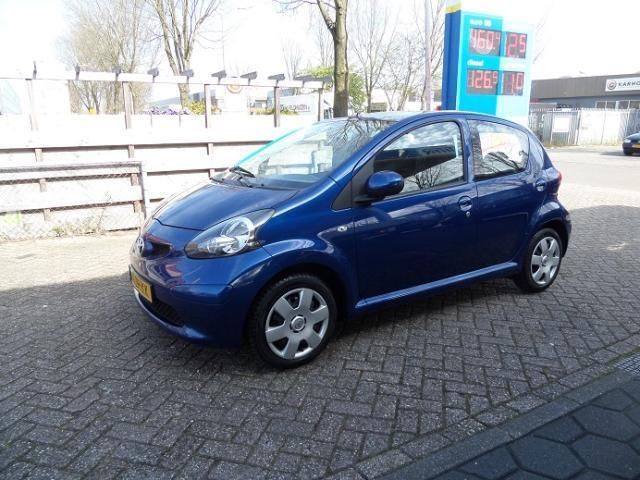 Toyota Aygo 1.0-12V  5drs en nog geen half ton op teller