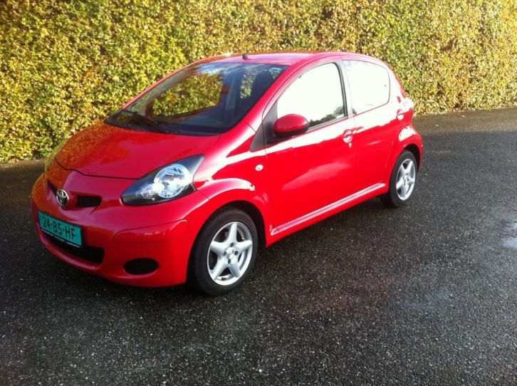 Toyota Aygo 1.0 12V VVT 5 Drs rood Full option Airco