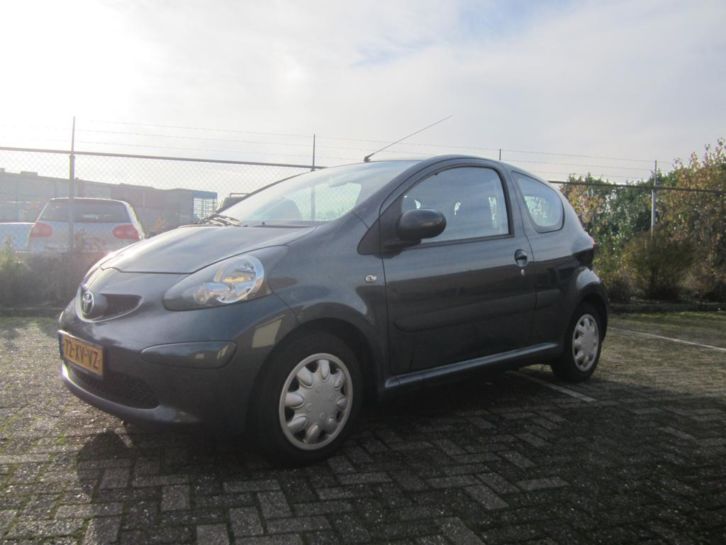 Toyota Aygo 1.0 12V Vvt-i 3DRS 2006 Grijs