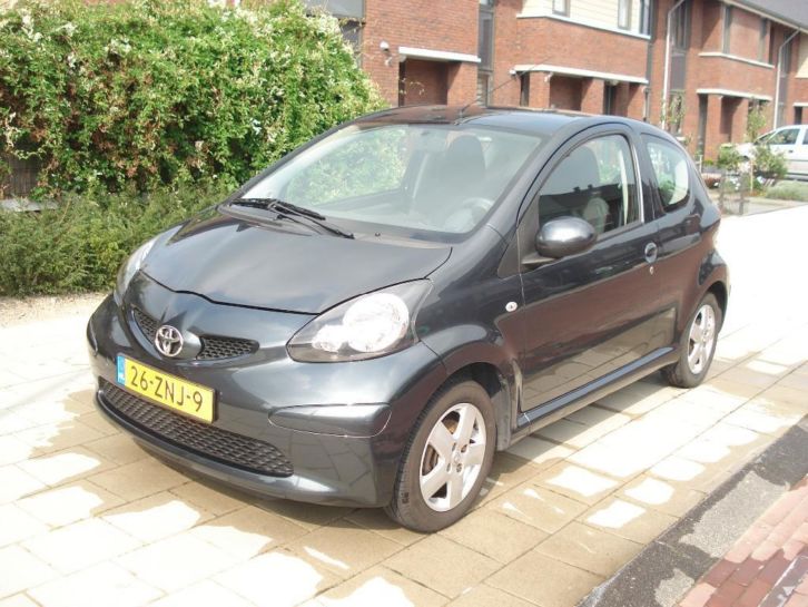 Toyota Aygo 1.0 12V VVT-I 3DRS 2007 Grijs