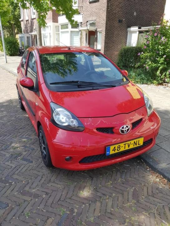 Toyota Aygo 1.0 12V Vvt-i 5DRS 2007 Rood