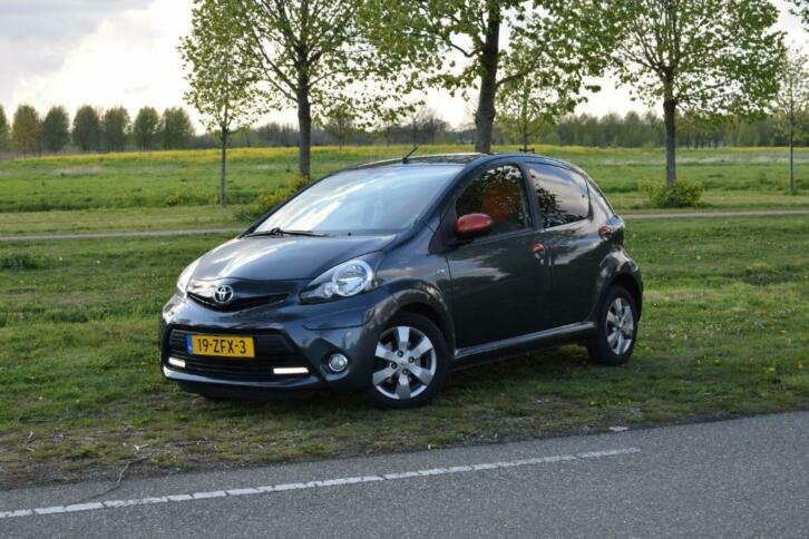 Toyota Aygo 1.0 12V Vvt-i 5DRS 2012 Grijs - Dynamic Orange