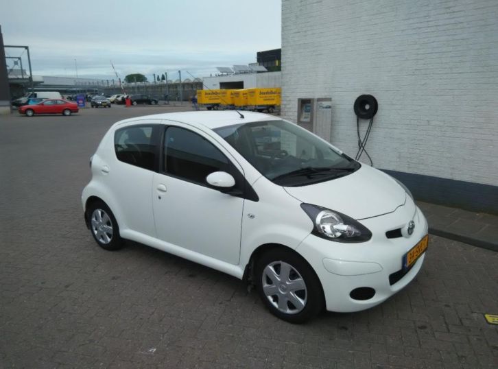 Toyota Aygo 1.0 12V Vvt-i 5DRS MMT Dec-2011 Wit 29500km