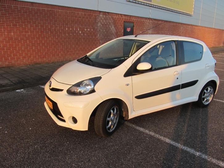 Toyota Aygo 1.0 12V VVT-I Aspiration 5DRS 2012 Wit
