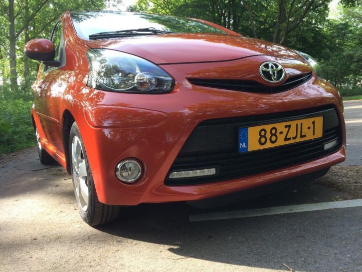 Toyota aygo 1.0 vvt-i dynamic orange 5drs 2012