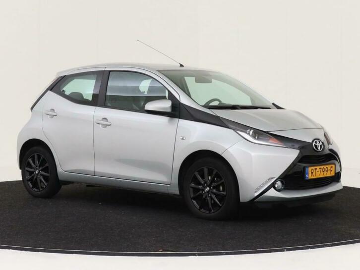 Toyota Aygo 1.0 VVT-i x-play AIRCO NAVIGATIE 15 INCH CAMERA