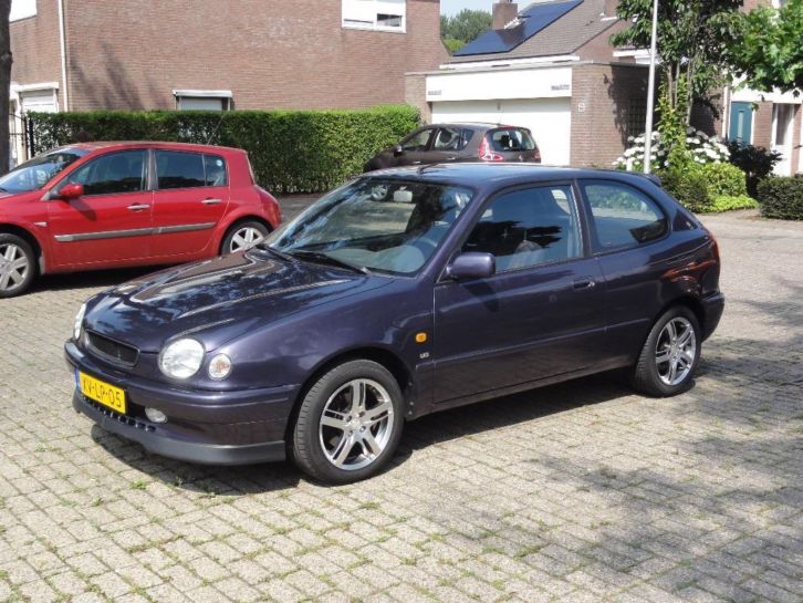 Toyota Corolla 1.6 HB G6 1999 Paars, incl dakdragers.