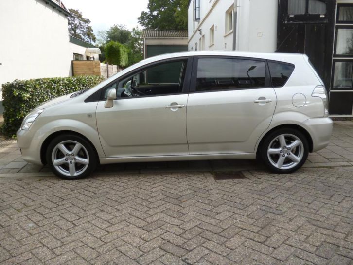 Toyota Corolla Verso 2.2 D-4d D-cat Linea Luna 5P 2006 Grijs