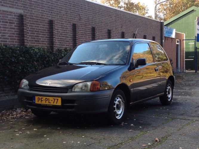 Toyota Starlet 1.3 16V 1996 Zwart stuurbekrachtiging