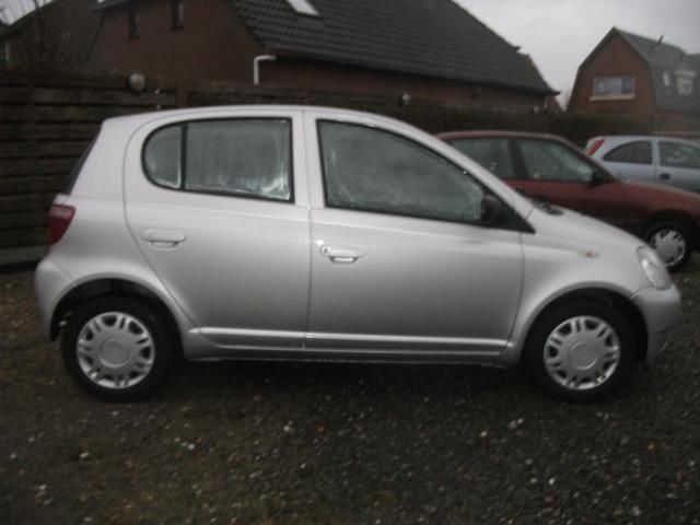 Toyota Yaris 1.3-16V VVT-i Luna 5 DEURS