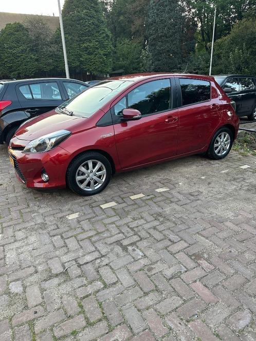 Toyota Yaris 1.5 Full Hybrid CVT 5DR 2012 Rood