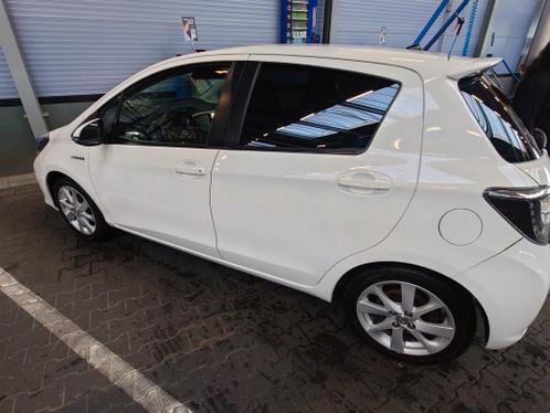 Toyota Yaris 1.5 Full Hybrid CVT 5DR 2012 Wit 99k km Sony